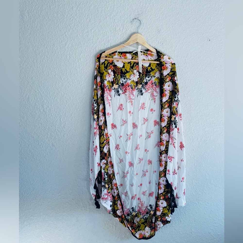 Free People / Bali Wrapped In Blooms Shawl in Cream Combo - Picture 5 of 10